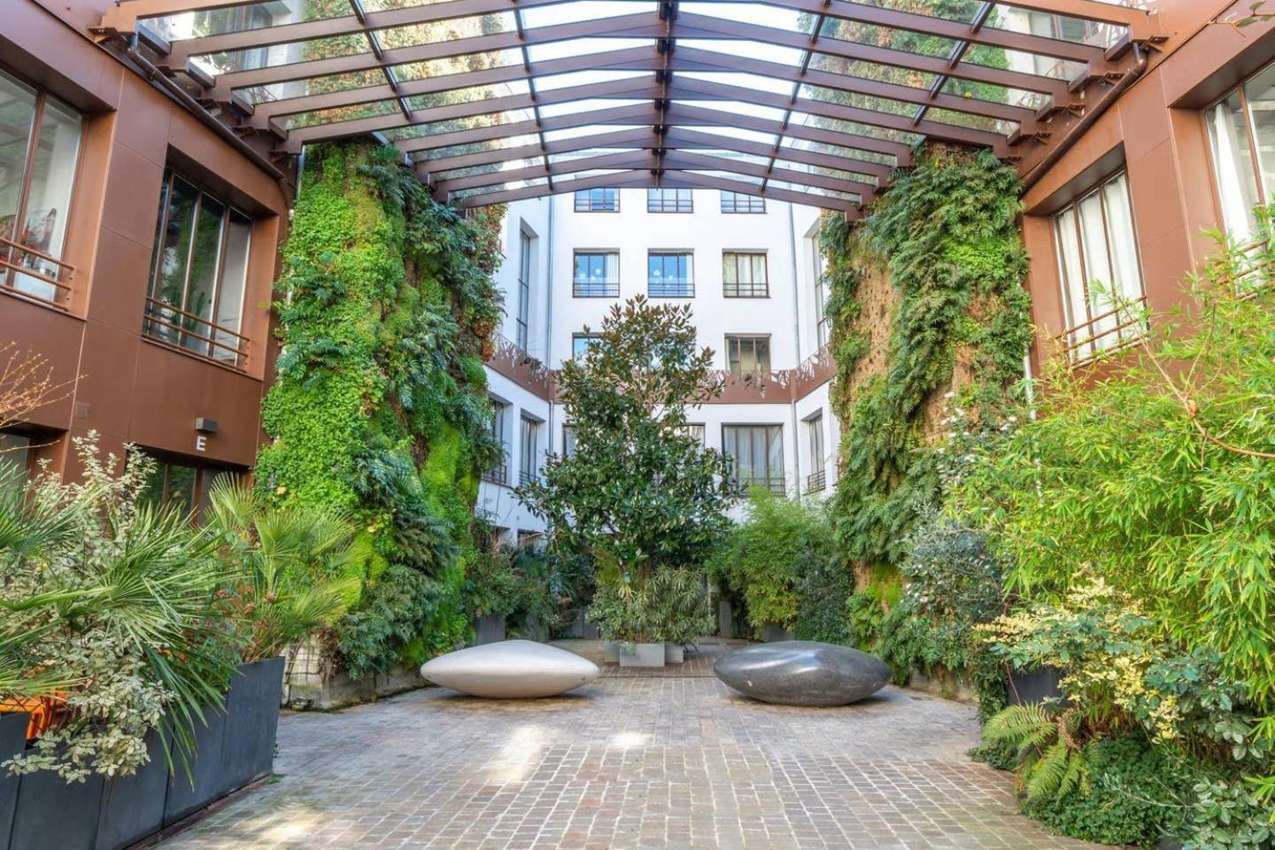 Guestready - Artist Loft With A Vertical Garden Paris Exterior photo